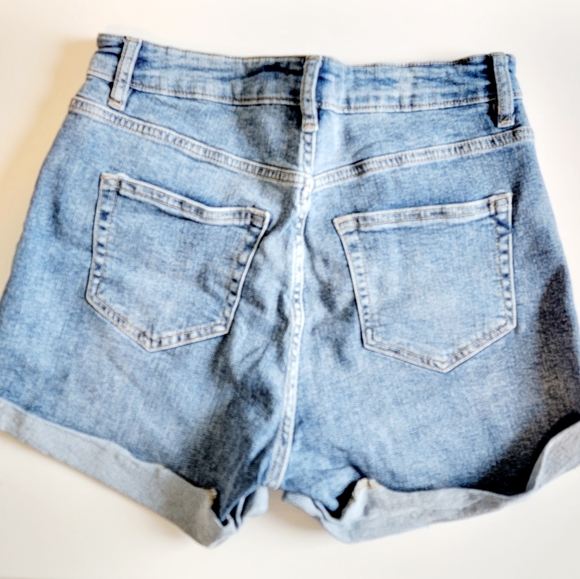 H&M Denim High Waist Short Booty Shorts Medium Light Wash Cuffed Sz 10 / 42 - Picture 3 of 7